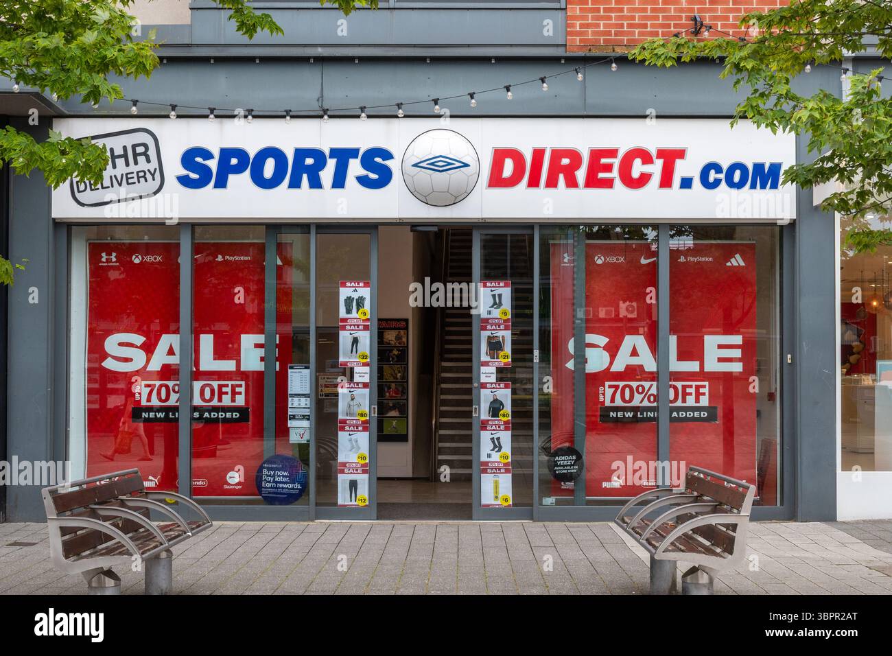 Negozio Sports Direct a Camberley, Surrey, Inghilterra, Regno Unito, con vendita su Foto Stock