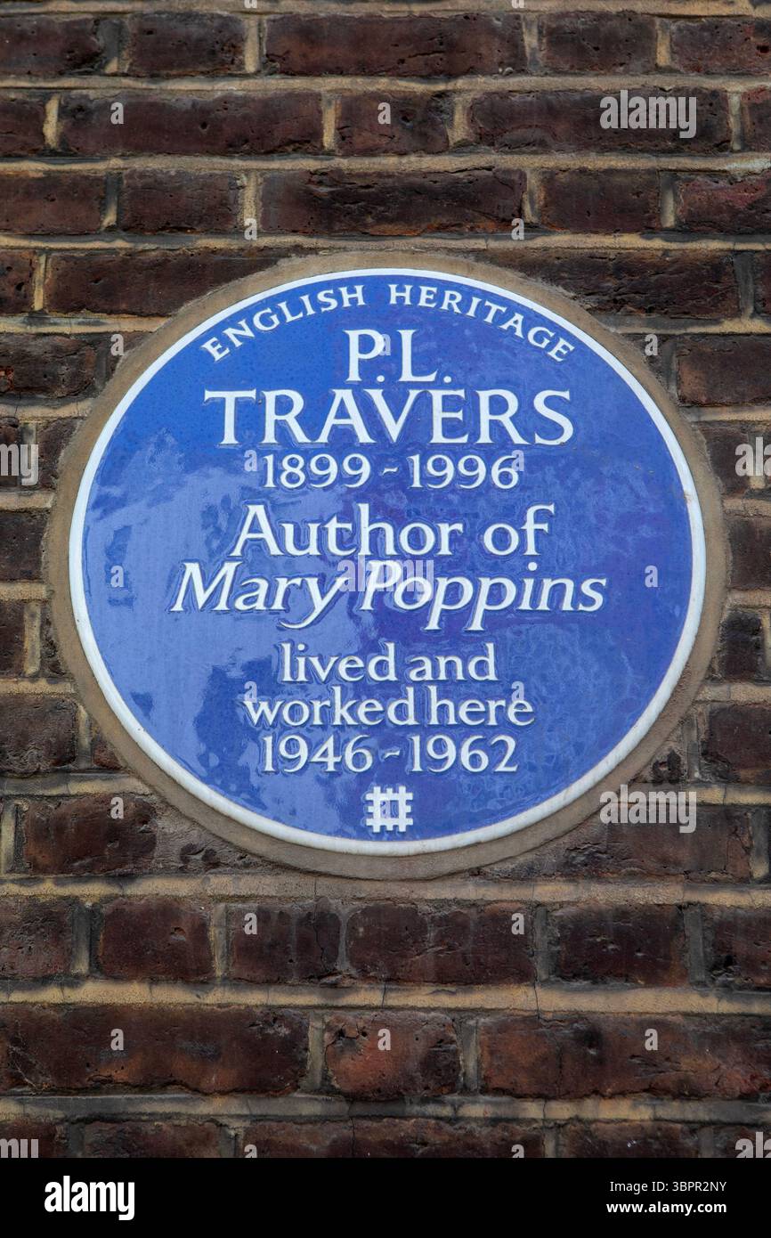 Londra, Regno Unito - 31 marzo 2025: Una targa blu su Smith Street a Chelsea, Londra, che segna la località, l'autrice Mary Poppins - P. L. Travers visse e indossò Foto Stock