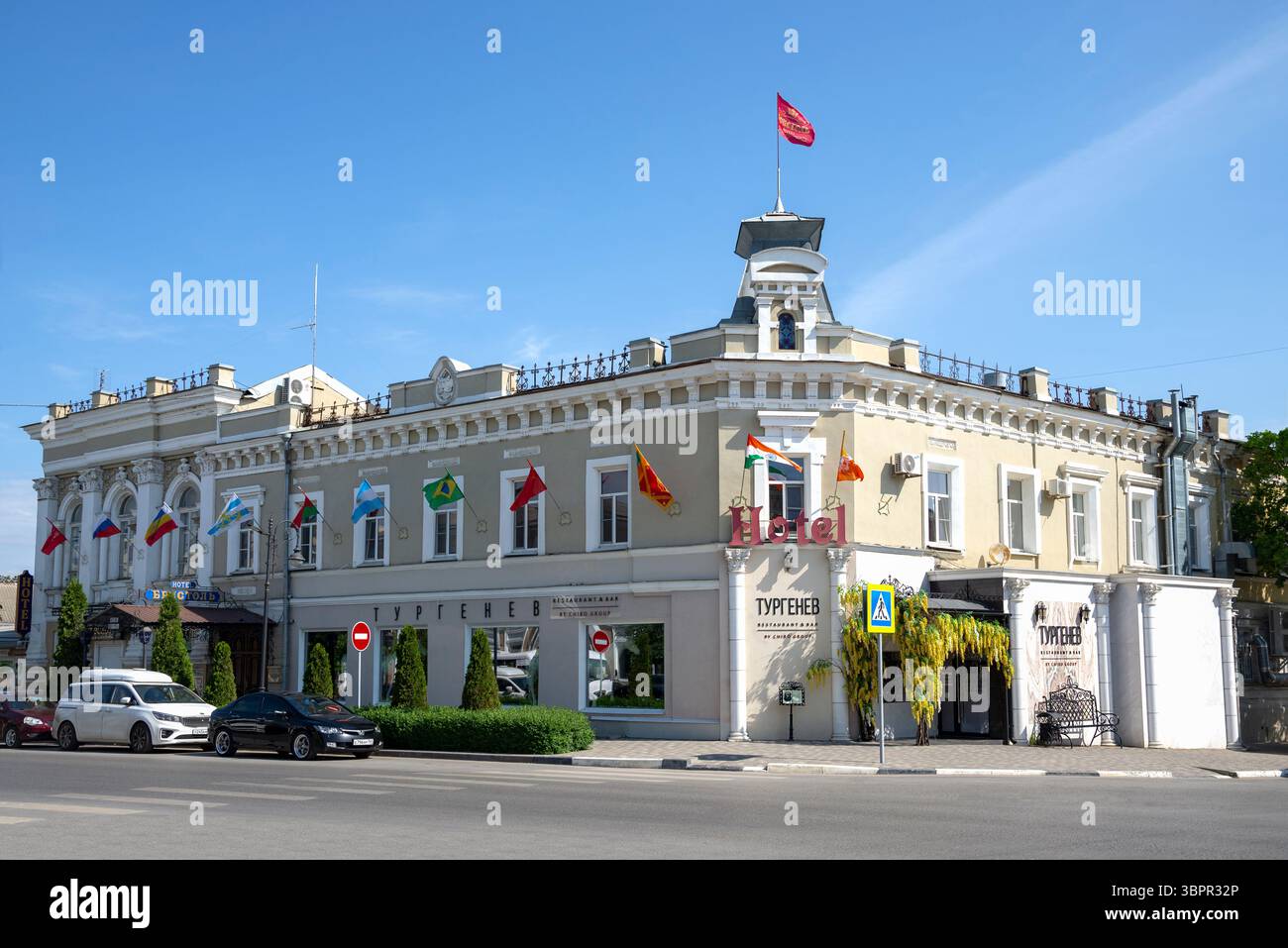 TAGANROG, RUSSIA - 7 MAGGIO 2025: Hotel «Central» e ristorante «Turgenev» nel vecchio edificio in via Petrovskaya. Taganrog, regione di Rostov Foto Stock