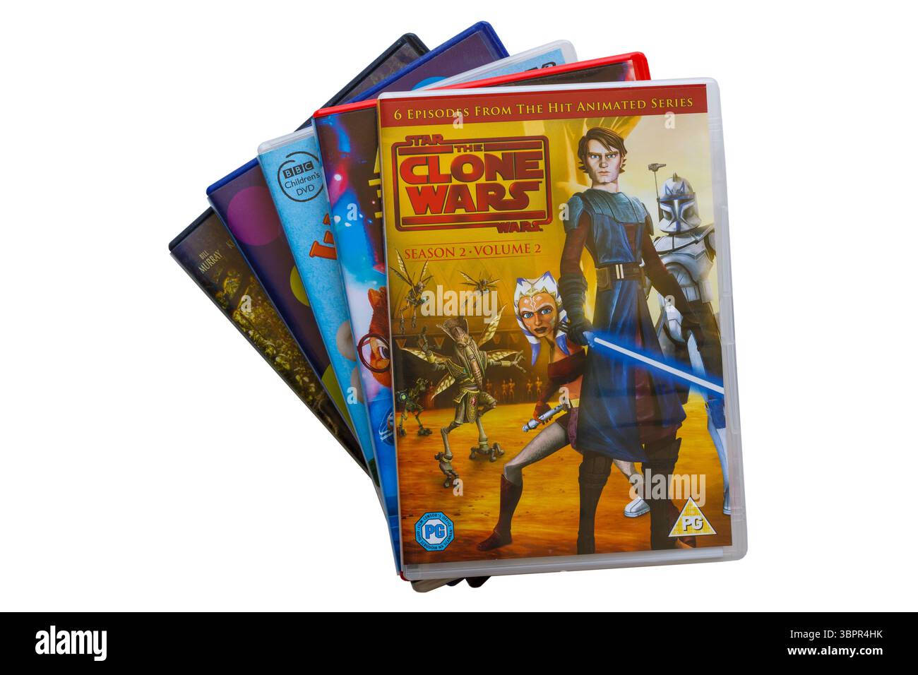 Un mucchio di DVD con il DVD di Star Wars The Clone Wars in cima, isolato su sfondo bianco Foto Stock