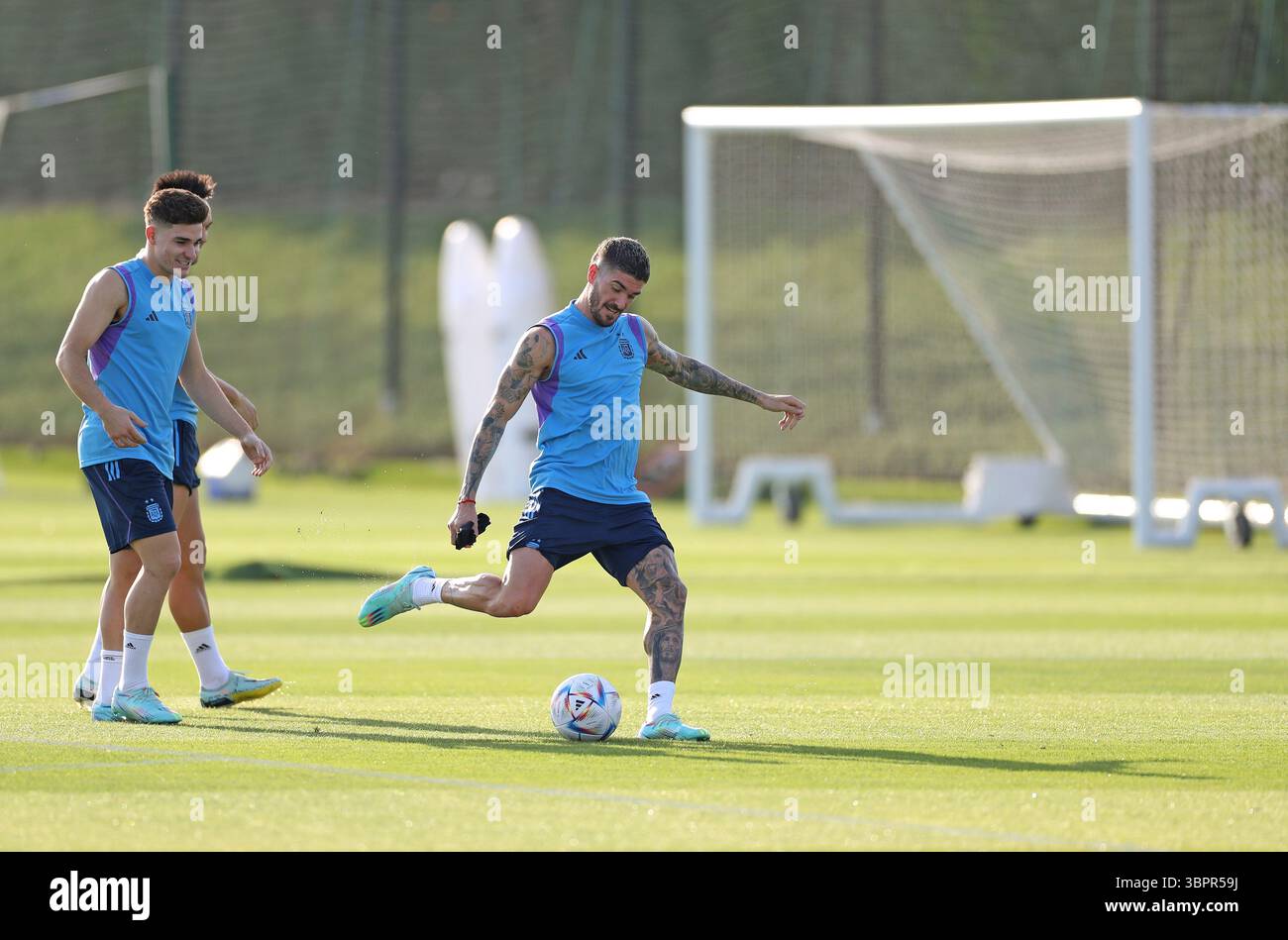 Rodrigo De Paul dell'Argentina colpisce il pallone durante una sessione di allenamento, come guarda il compagno di squadra Julian Alvarez, durante la Coppa del mondo FIFA Qatar 2022. Foto Stock