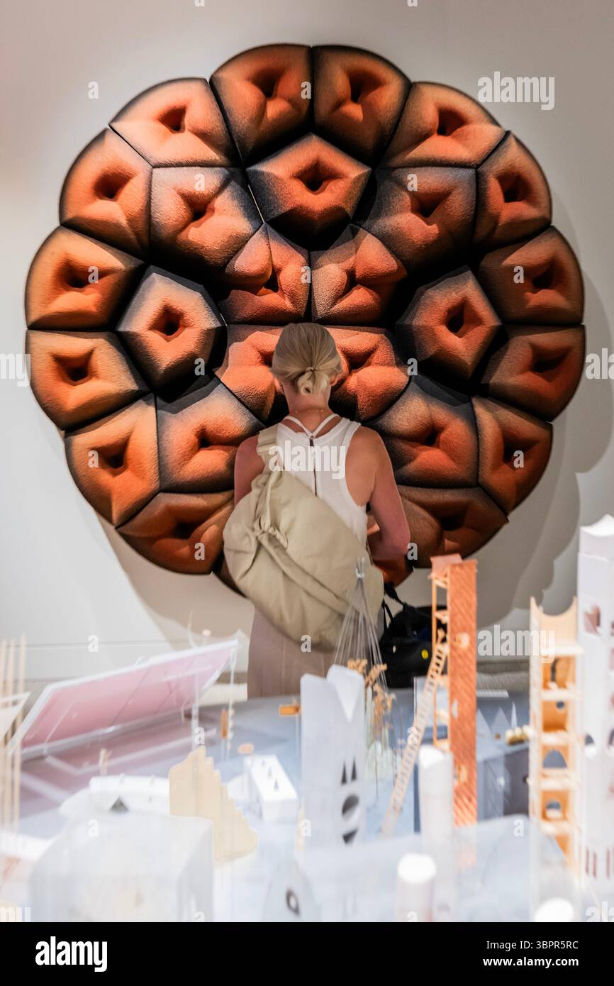 Londra, Regno Unito. 9 luglio 2025. The Transspecies Rosette, 2025, di Andres Jaque - More Than Human al Design Museum - la mostra esplora come possiamo progettare per un futuro più verde in collaborazione con il mondo naturale di fronte alla crisi climatica. Presenta oltre 140 opere che spaziano da pratiche contemporanee e tradizionali, belle arti, design di prodotti, architettura e installazioni interattive di oltre 50 artisti, designer, architetti e ricercatori partecipanti. Si svolge dall'11 luglio al 5 ottobre Credit: Guy Bell/Alamy Live News Foto Stock