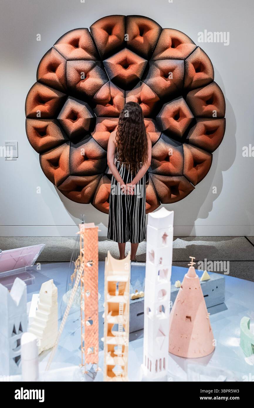 Londra, Regno Unito. 9 luglio 2025. More Than Human al Design Museum - la mostra esplora come possiamo progettare per un futuro più verde in collaborazione con il mondo naturale di fronte alla crisi climatica. Presenta oltre 140 opere che spaziano da pratiche contemporanee e tradizionali, belle arti, design di prodotti, architettura e installazioni interattive di oltre 50 artisti, designer, architetti e ricercatori partecipanti. Si svolge dall'11 luglio al 5 ottobre 2025. Crediti: Guy Bell/Alamy Live News Foto Stock