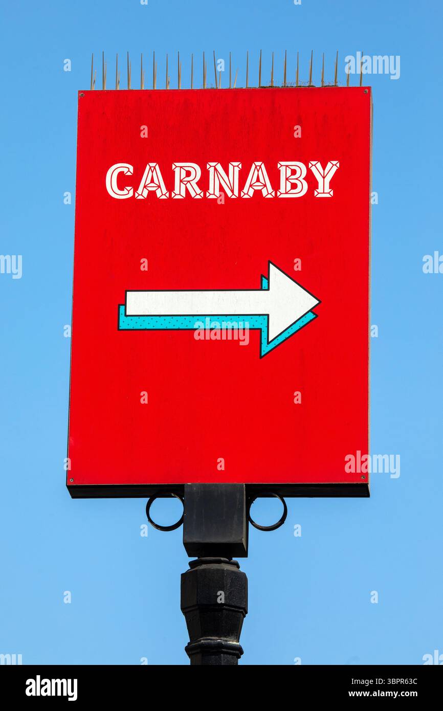 Cartello indicante la direzione per la famosa Carnaby Street nel centro di Londra, Regno Unito. Foto Stock