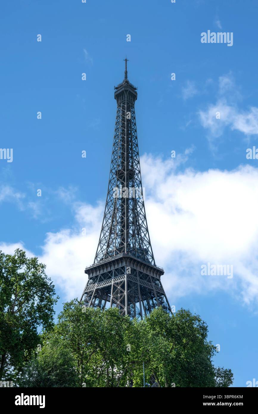 Torre Eiffel di Parigi, iconica Parigi, punto di riferimento della Francia contro cieli blu Foto Stock