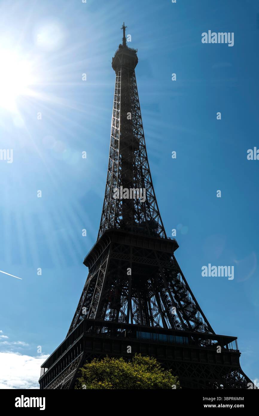Torre Eiffel di Parigi, iconica Parigi, punto di riferimento della Francia contro cieli blu Foto Stock