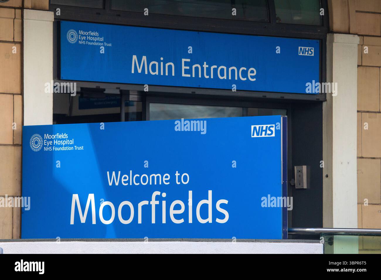 Londra, Regno Unito - 3 aprile 2025: L'ingresso principale del Moorfields Eye Hospital di Londra, Regno Unito. Foto Stock