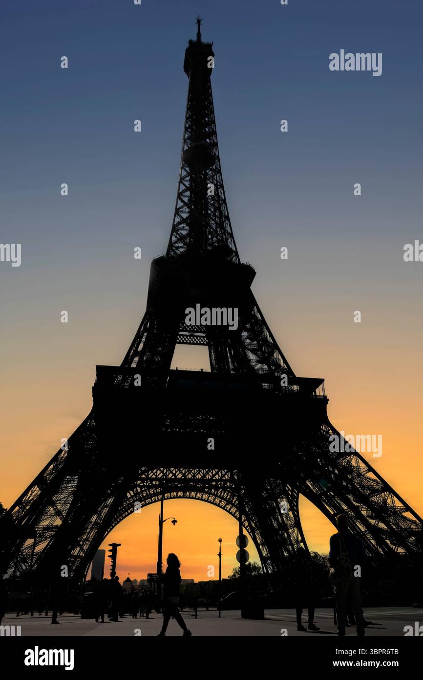 Parigi, Francia - 6 maggio 2025: Torre Eiffel di Parigi, iconica Parigi, punto di riferimento della Francia, sunglow alla fine dei giorni Foto Stock
