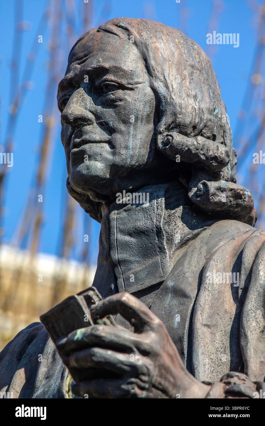 Londra, Regno Unito - 3 aprile 2025: Statua di John Wesley, situata all'esterno della storica cappella di Wesley a Shoreditch, Londra, Regno Unito. Foto Stock