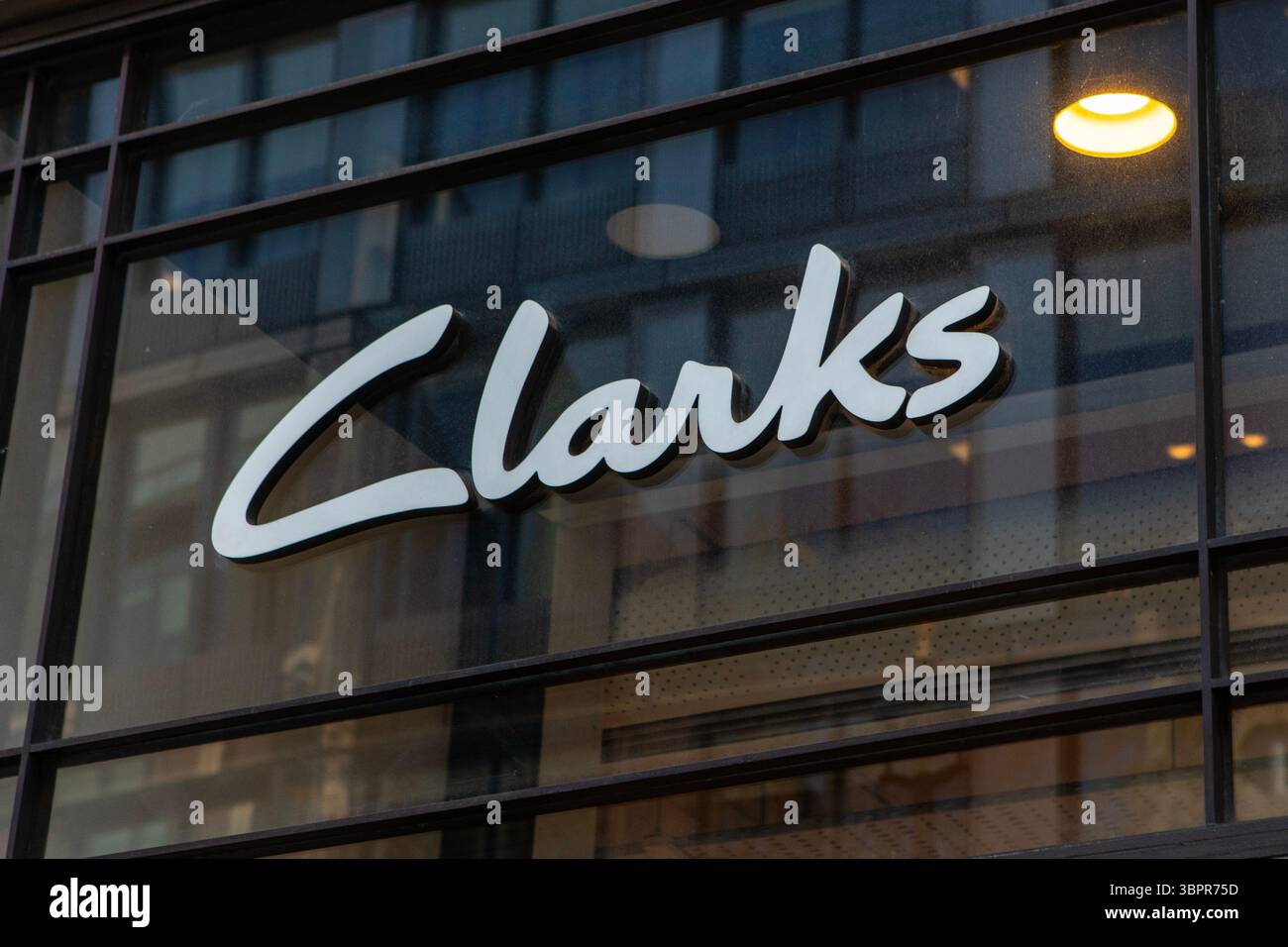 Londra, Regno Unito - 3 aprile 2025: Logo Clarks sull'esterno del loro negozio in Oxford Street, nel centro di Londra, Regno Unito. Foto Stock