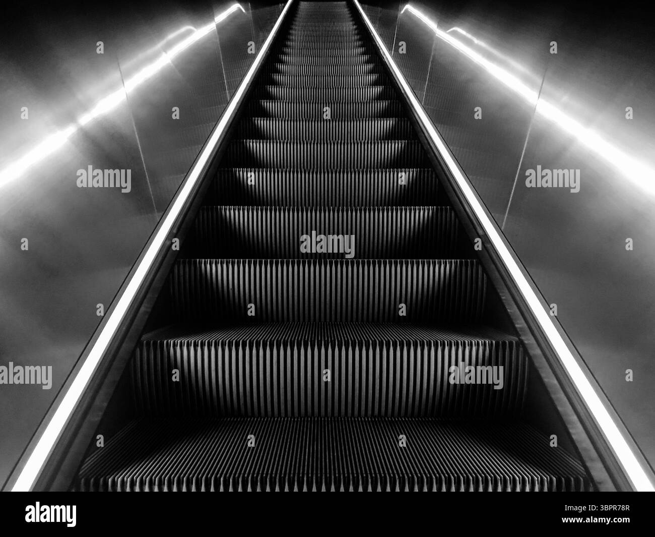 NYC, New York - 14 febbraio 2019: Primo piano di una scala mobile illuminata da luci LED Foto Stock