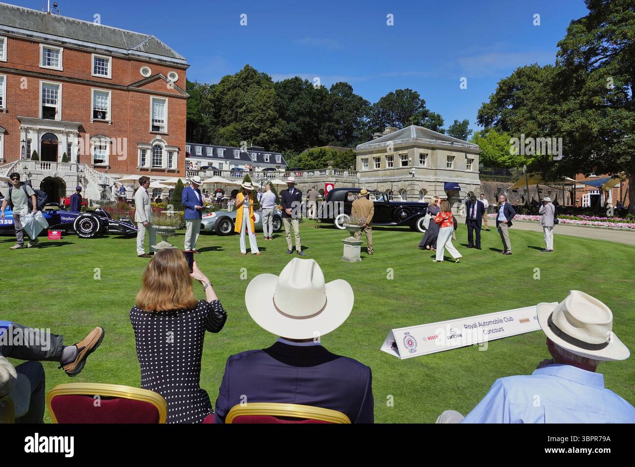 Epsom, Surrey, Regno Unito. 9 luglio 2025. La cerimonia di apertura al primo Royal Automobile Club Concours, Woodcote Park, Surrey. Amanda Stretton ospita come Duncan Wiltshire, il presidente Neil Fletcher e Rupert Allan. Crediti: Motofoto/Alamy Live News Foto Stock