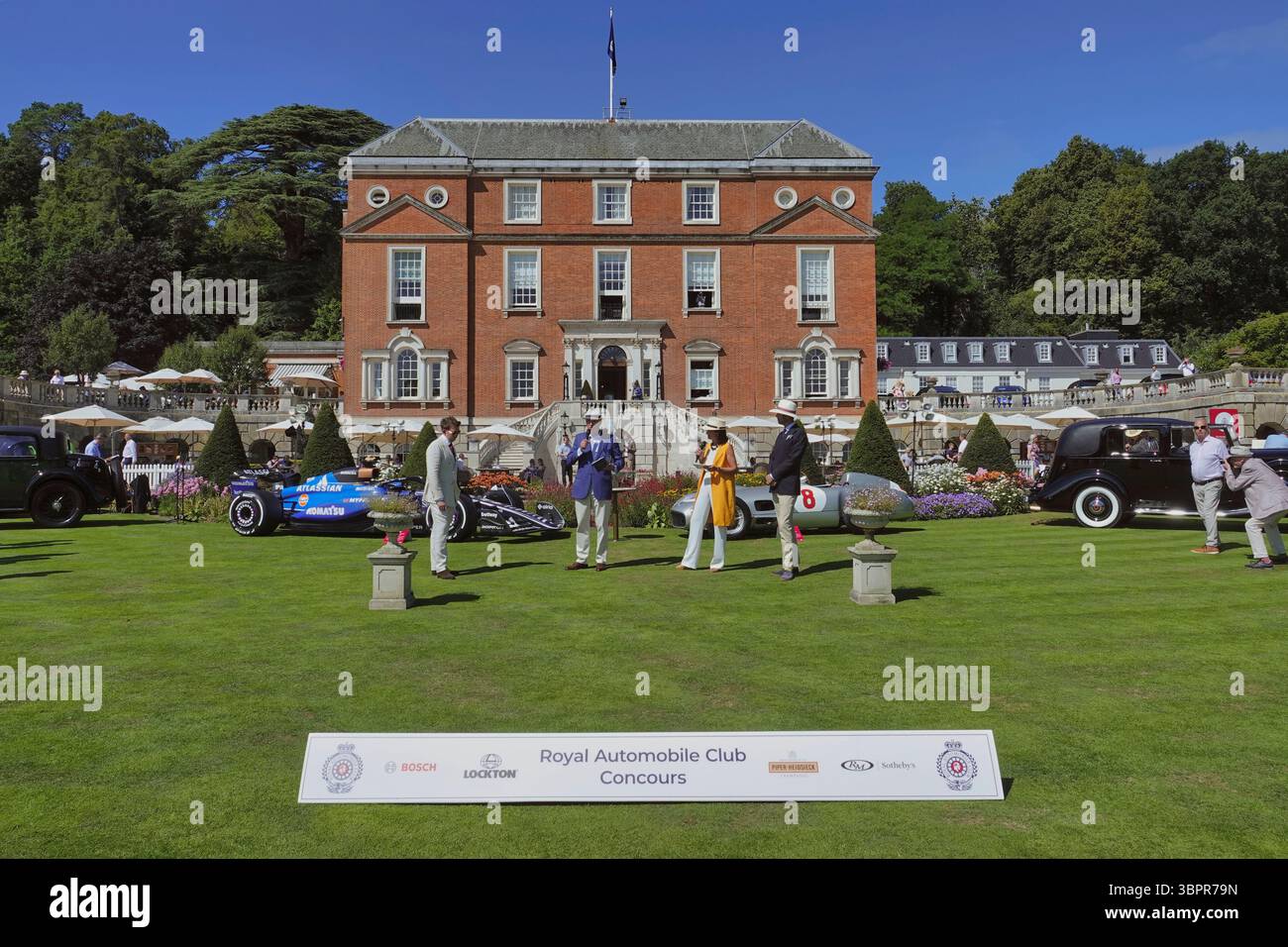Epsom, Surrey, Regno Unito. 9 luglio 2025. La cerimonia di apertura al primo Royal Automobile Club Concours, Woodcote Park, Surrey. Amanda Stretton ospita come Duncan Wiltshire, il presidente Neil Fletcher e Rupert Allan. Crediti: Motofoto/Alamy Live News Foto Stock