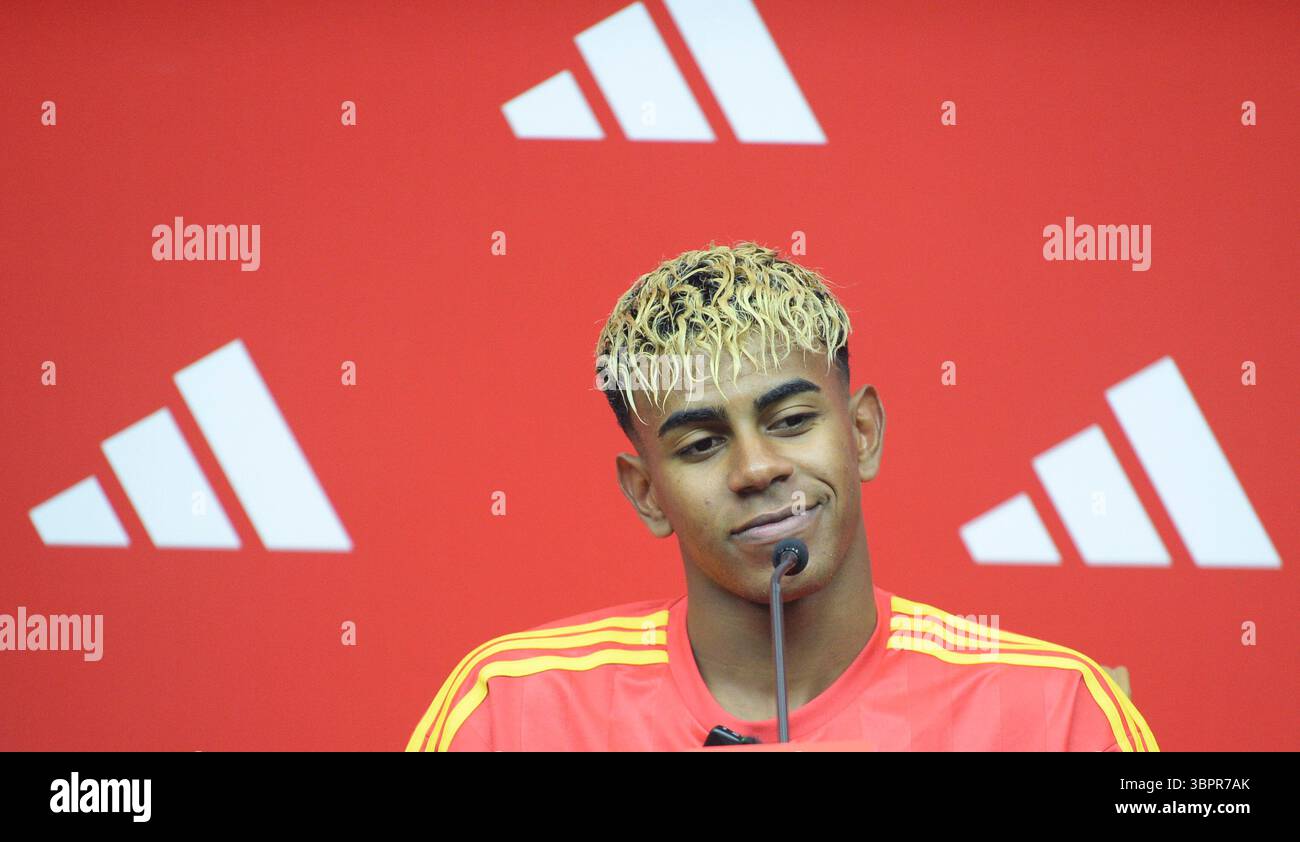 Shanghai, Cina. 9 luglio 2025. Lamine Yamal, spagnolo, riceve un'intervista durante la sua visita alle finali nazionali della China Highschool Football League 2024-2025 a Shanghai, nella Cina orientale, il 9 luglio 2025. Crediti: Liu Yongzhen/Xinhua/Alamy Live News Foto Stock