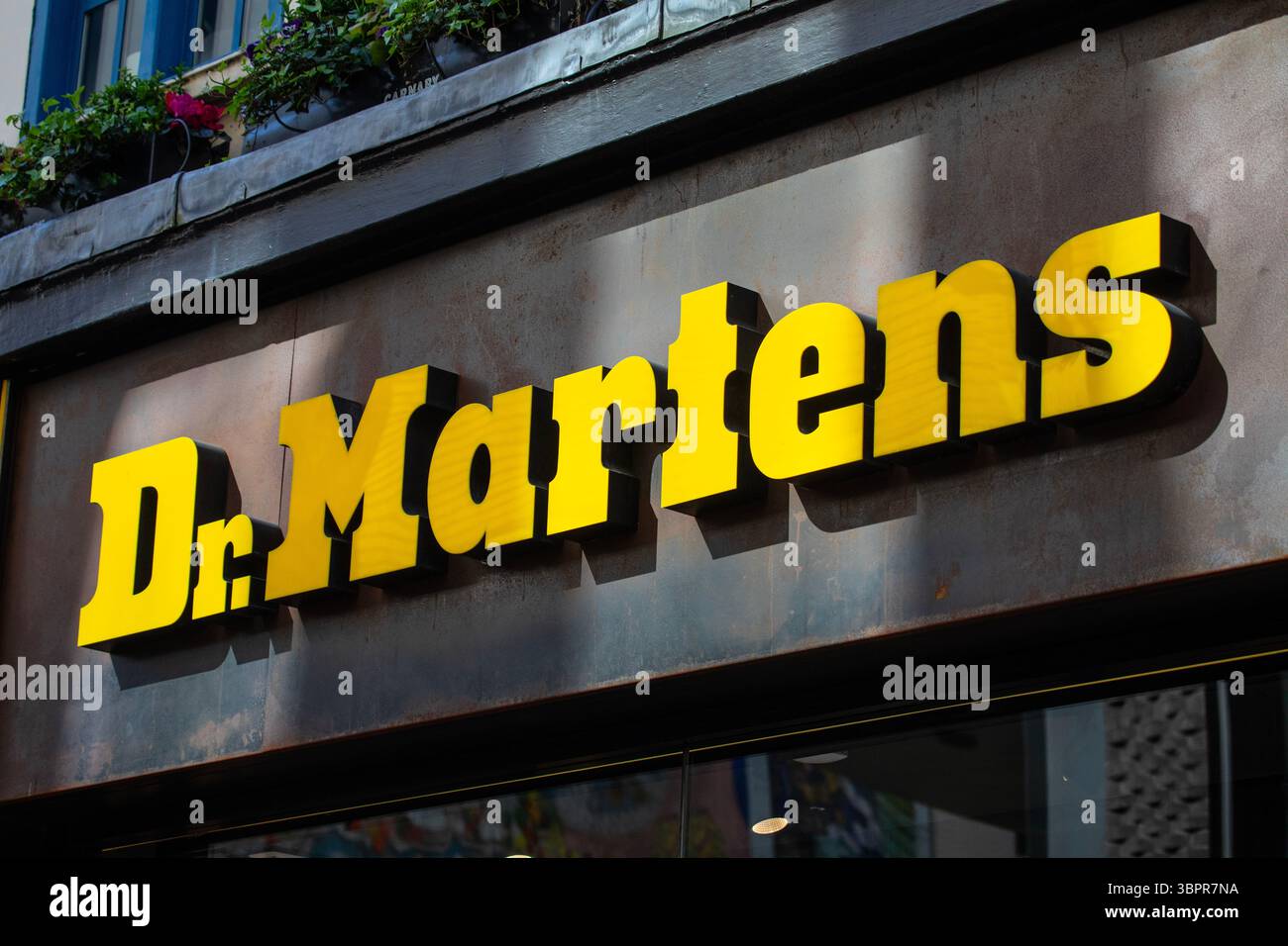 Londra, Regno Unito - 3 aprile 2025: Il logo Dr. Martens sull'esterno del loro negozio in Carnaby Street nel centro di Londra, Regno Unito. Foto Stock