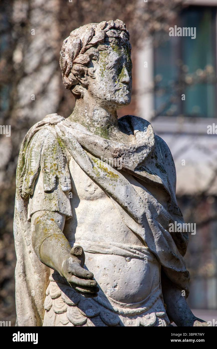 Londra, Regno Unito - 3 aprile 2025: Una statua di re Giorgio II, situata in Golden Square a Londra, Regno Unito. Foto Stock