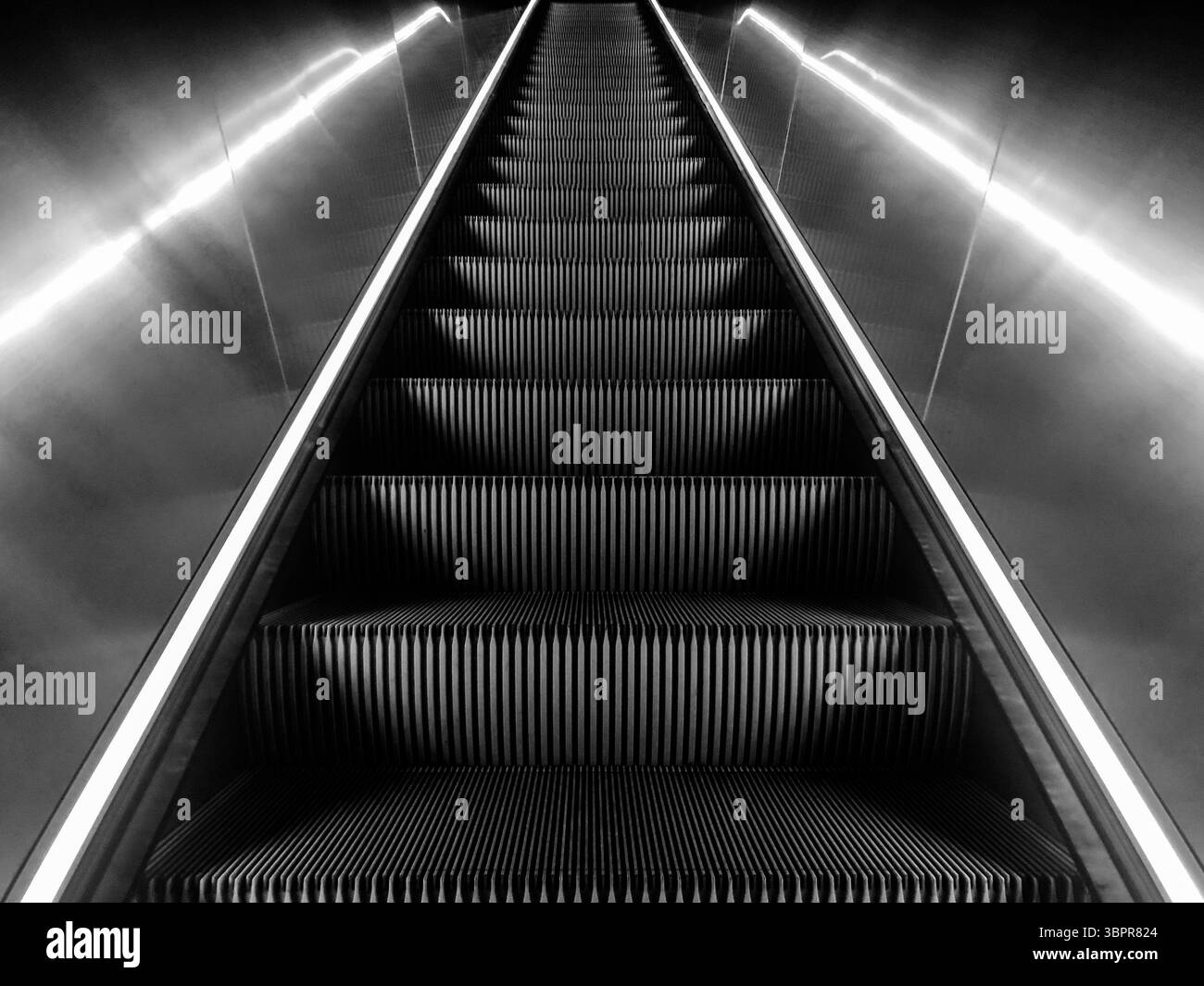 NYC, New York - 14 febbraio 2019: Primo piano di una scala mobile illuminata da luci LED Foto Stock