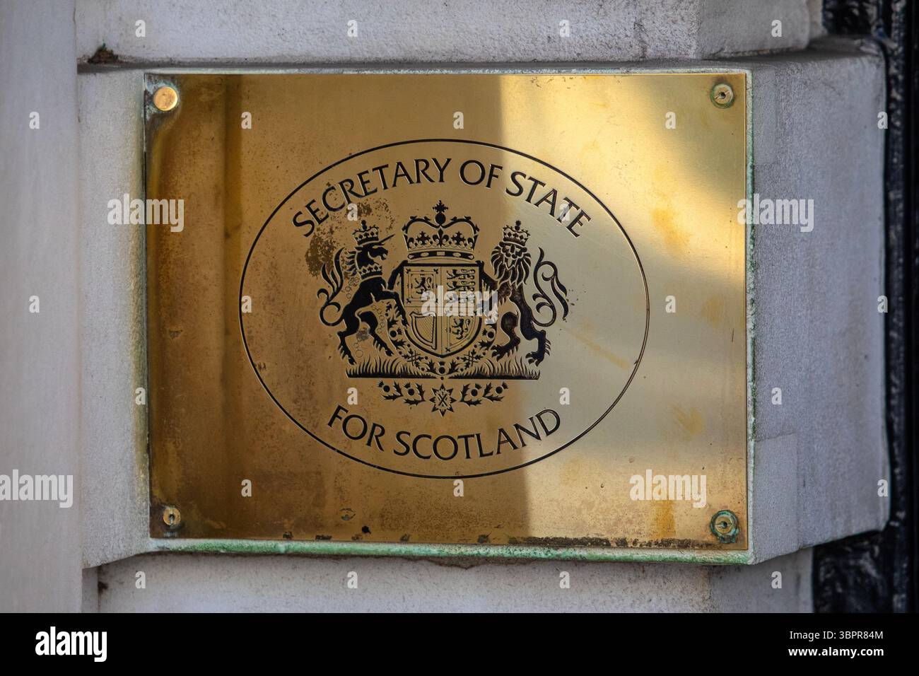 Londra, Regno Unito - 3 aprile 2025: Una targa sull'esterno di un edificio sulla Whitehall a Westminster, Londra, accanto all'ingresso dell'ufficio per il sec Foto Stock