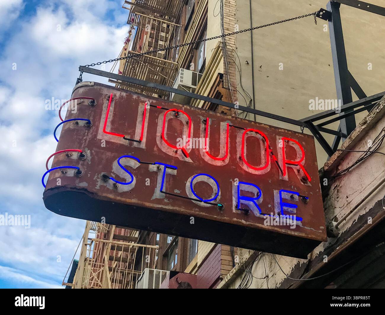 NYC, New York - 14 febbraio 2019: Insegne rustiche al neon lungo le strade di Manhattan Foto Stock