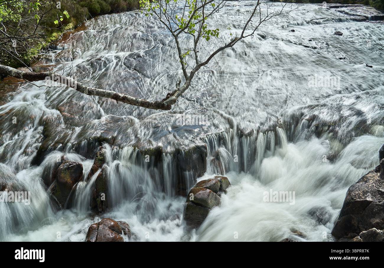 Acqua corrente delle Cascate Vittoria a Loch Maree negli altipiani della Scozia Foto Stock