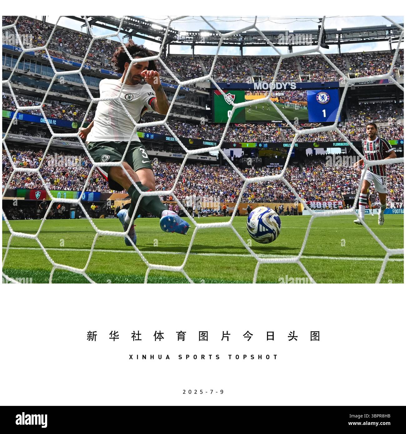 Pechino, Stati Uniti. 8 luglio 2025. Marc Cucurella del Chelsea salva il pallone durante la semifinale tra il Fluminense FC (Brasile) e il Chelsea FC (Inghilterra) alla Coppa del mondo per club FIFA 2025 al MetLife Stadium, New Jersey, Stati Uniti, 8 luglio 2025. Crediti: Xu Chang/Xinhua/Alamy Live News Foto Stock