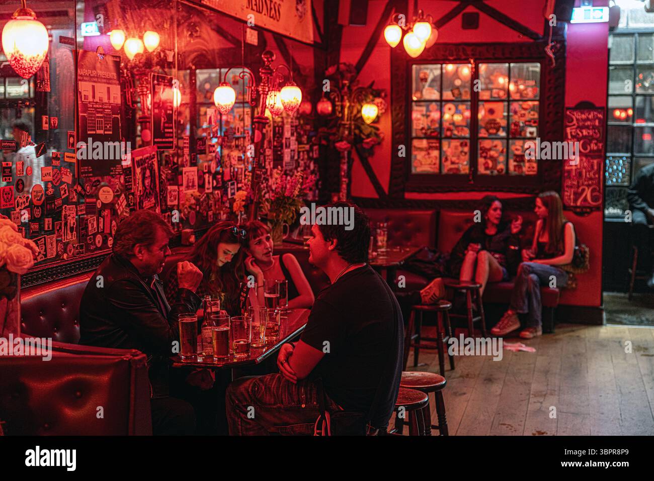 Interno del pub Dublin Castel , Camden , Londra , United Kingdome Foto Stock