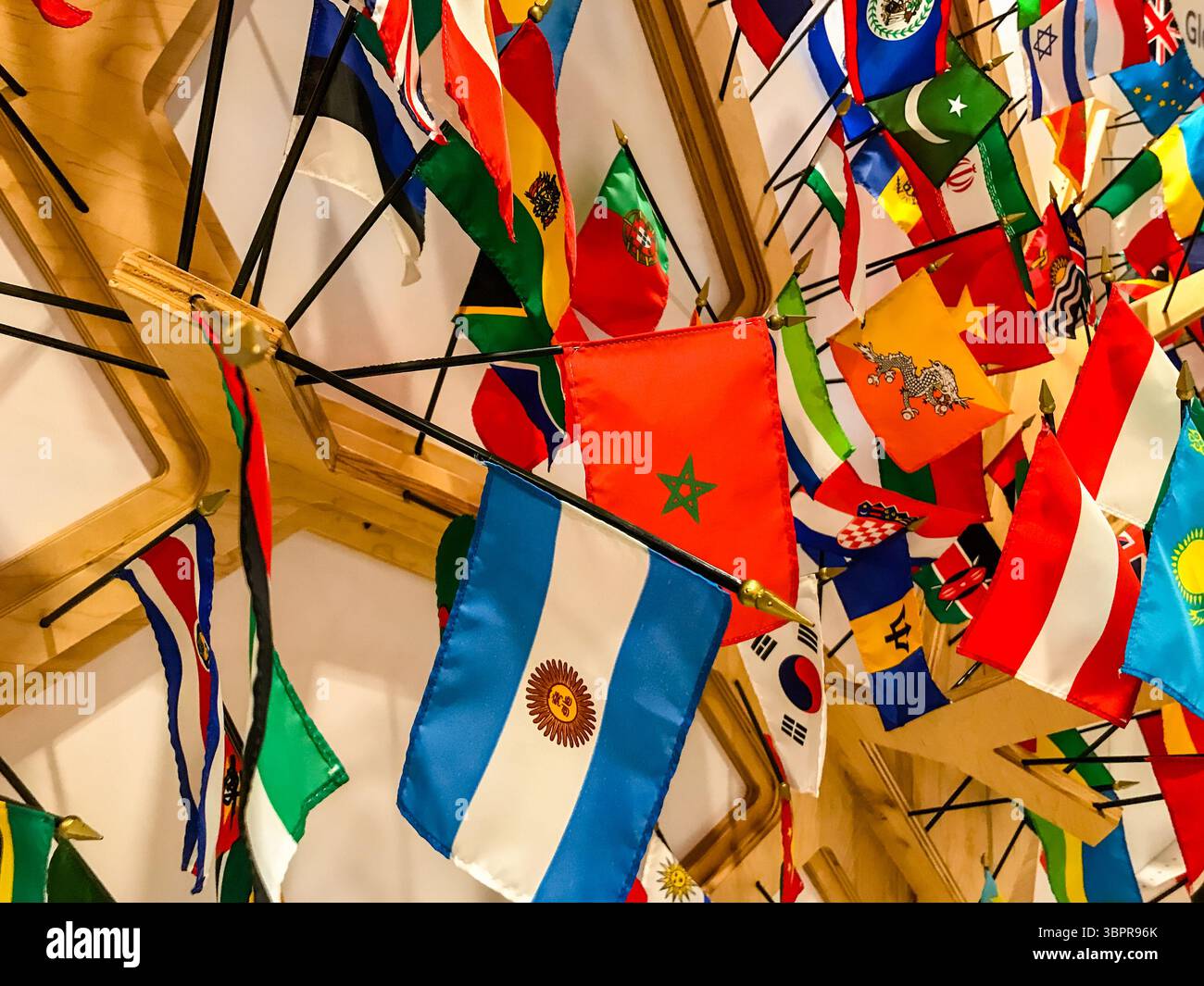 NYC, New York - 18 febbraio 2019: Bandiere del mondo attaccate a una tavola di sughero Foto Stock