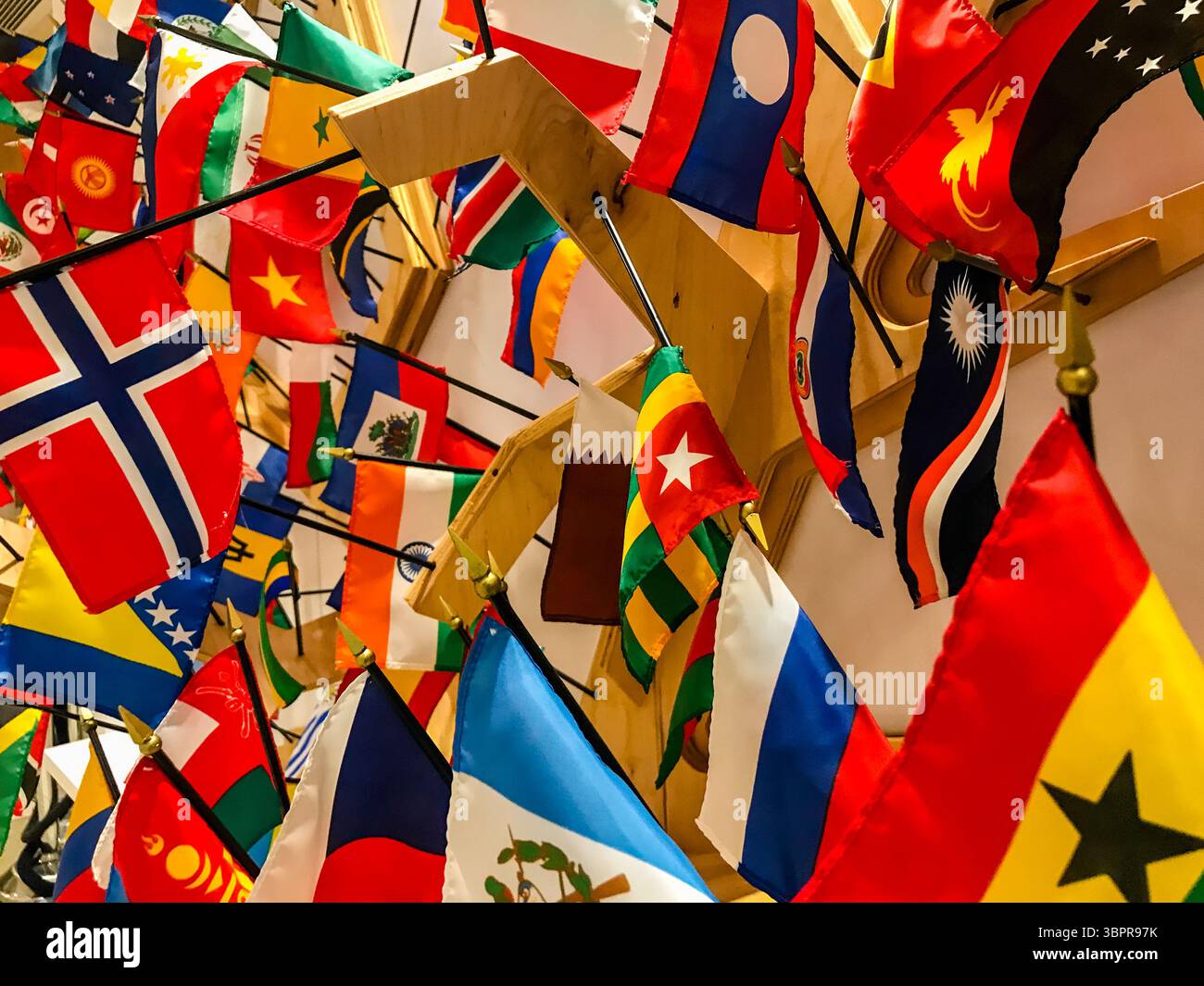 NYC, New York - 18 febbraio 2019: Bandiere del mondo attaccate a una tavola di sughero Foto Stock