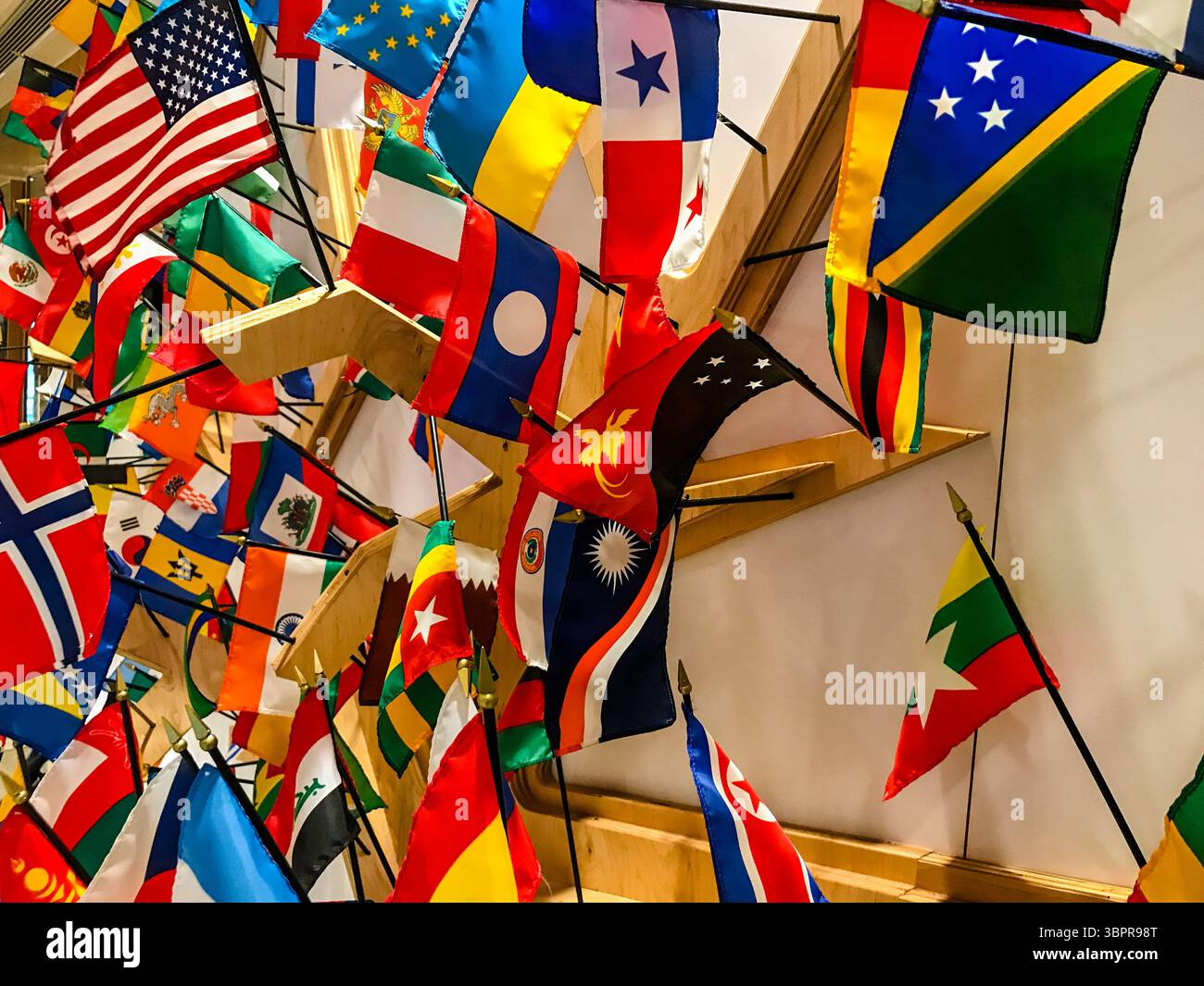 NYC, New York - 18 febbraio 2019: Bandiere del mondo attaccate a una tavola di sughero Foto Stock