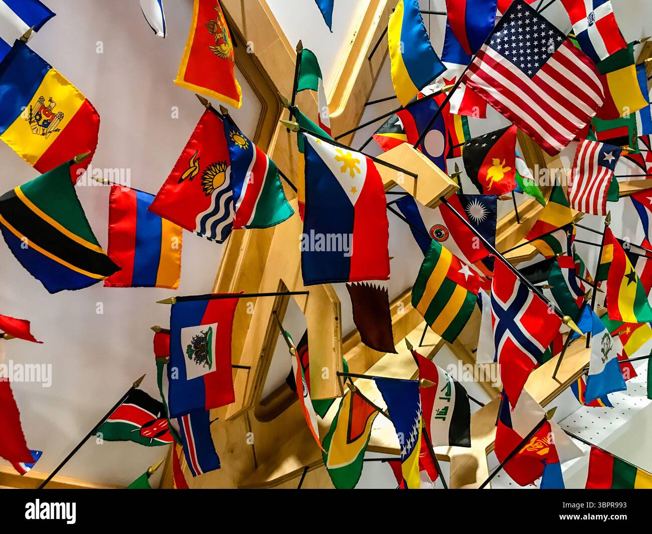 NYC, New York - 18 febbraio 2019: Bandiere del mondo attaccate a una tavola di sughero Foto Stock