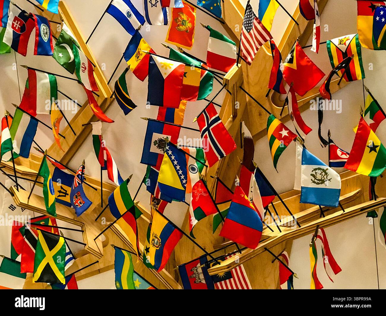 NYC, New York - 18 febbraio 2019: Bandiere del mondo attaccate a una tavola di sughero Foto Stock