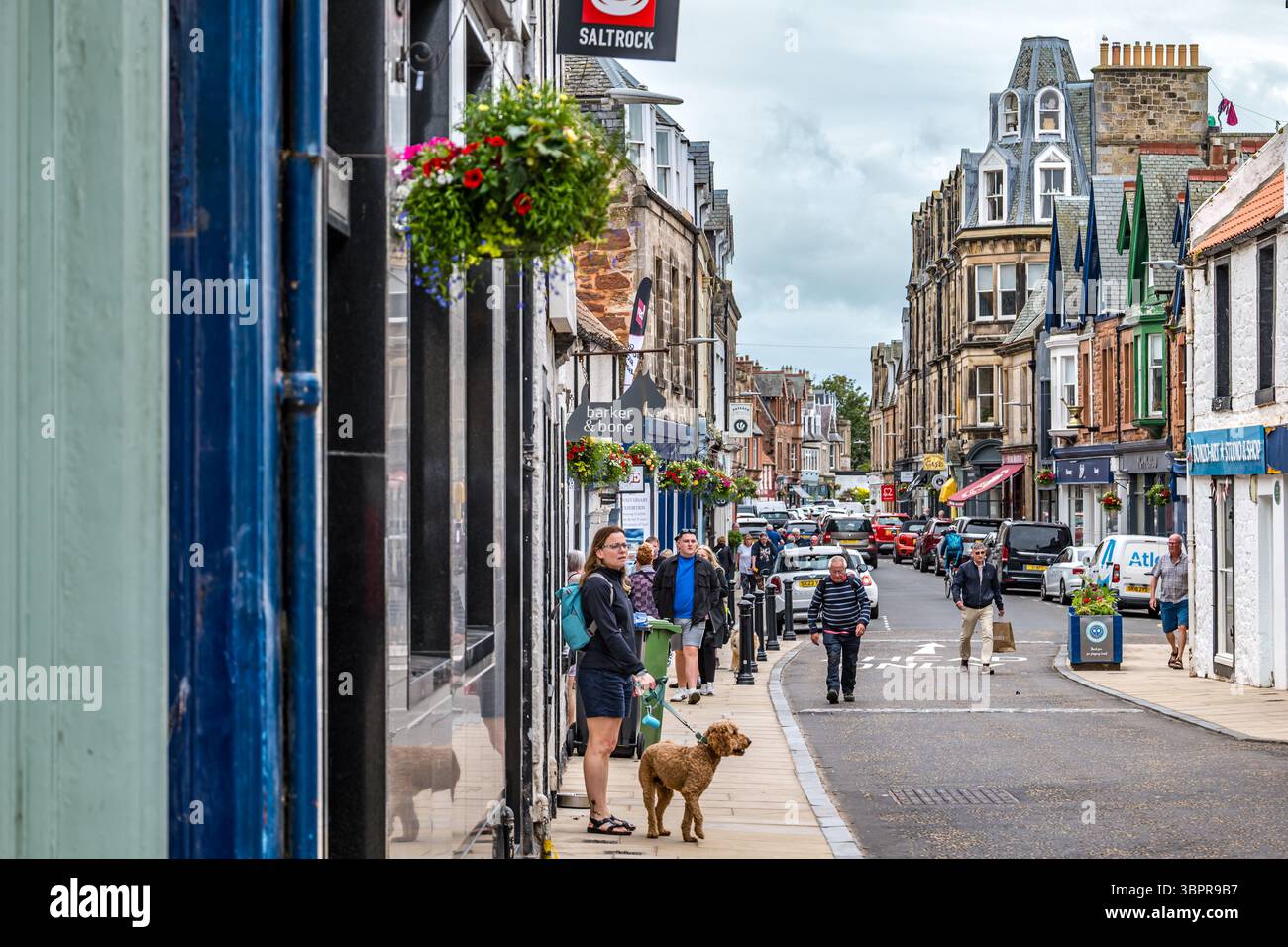Vista delle persone e dei negozi di North Berwick High Street, East Lothian, Scozia, Regno Unito Foto Stock
