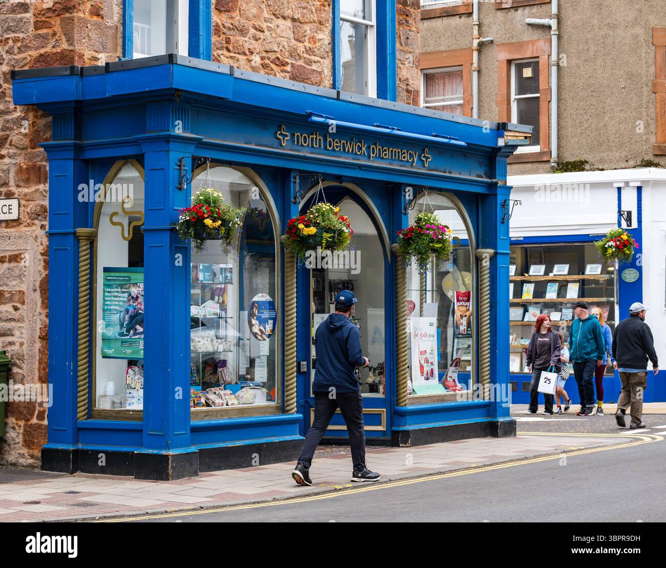 Farmacia locale, farmacia o farmacia, North Berwick High Street, East Lothian, Scozia, Regno Unito Foto Stock
