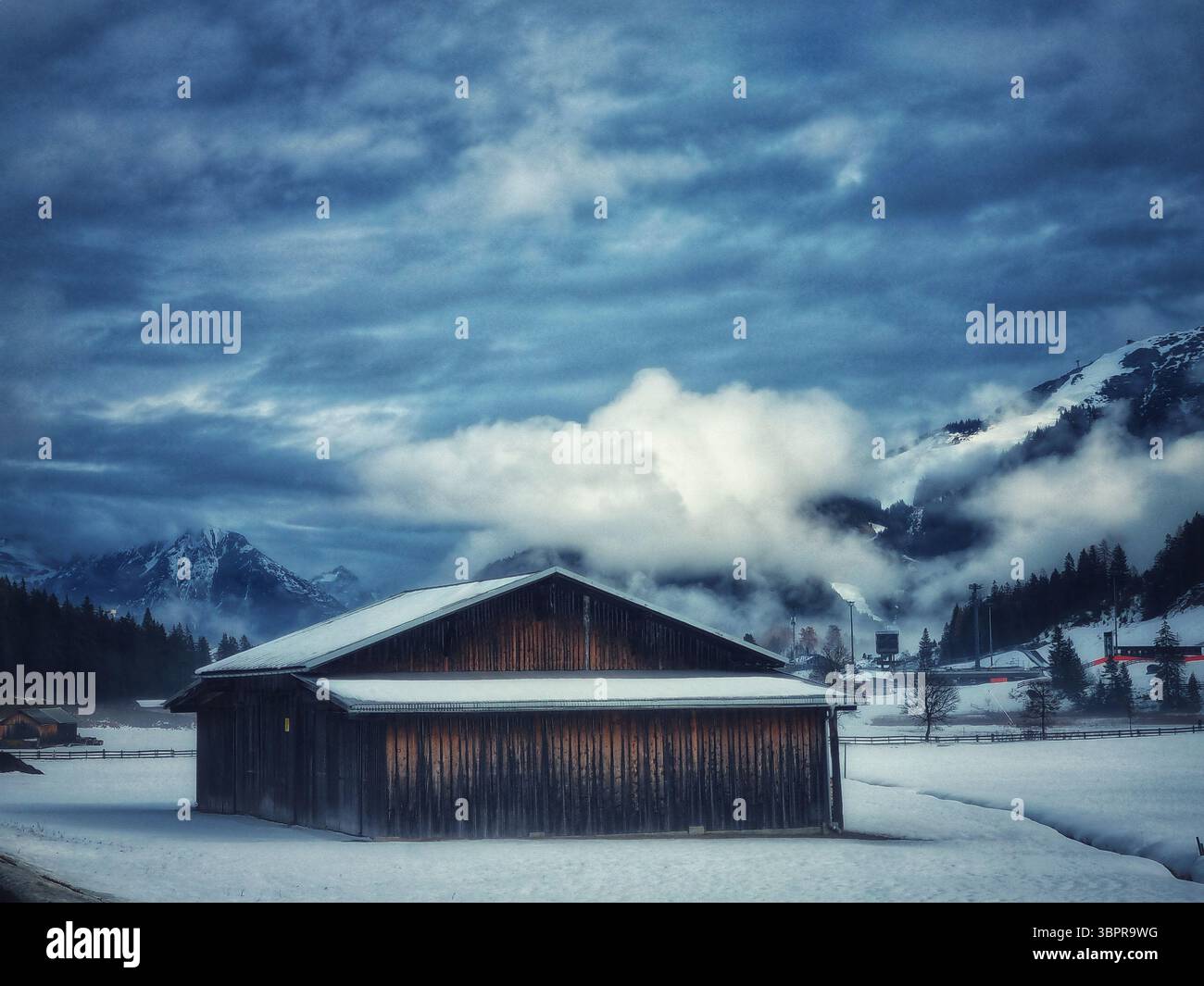 Moody Winter Cabin, una giornata nebbiosa in montagna, stile di vita in montagna - Immagine stock catturata con smartphone