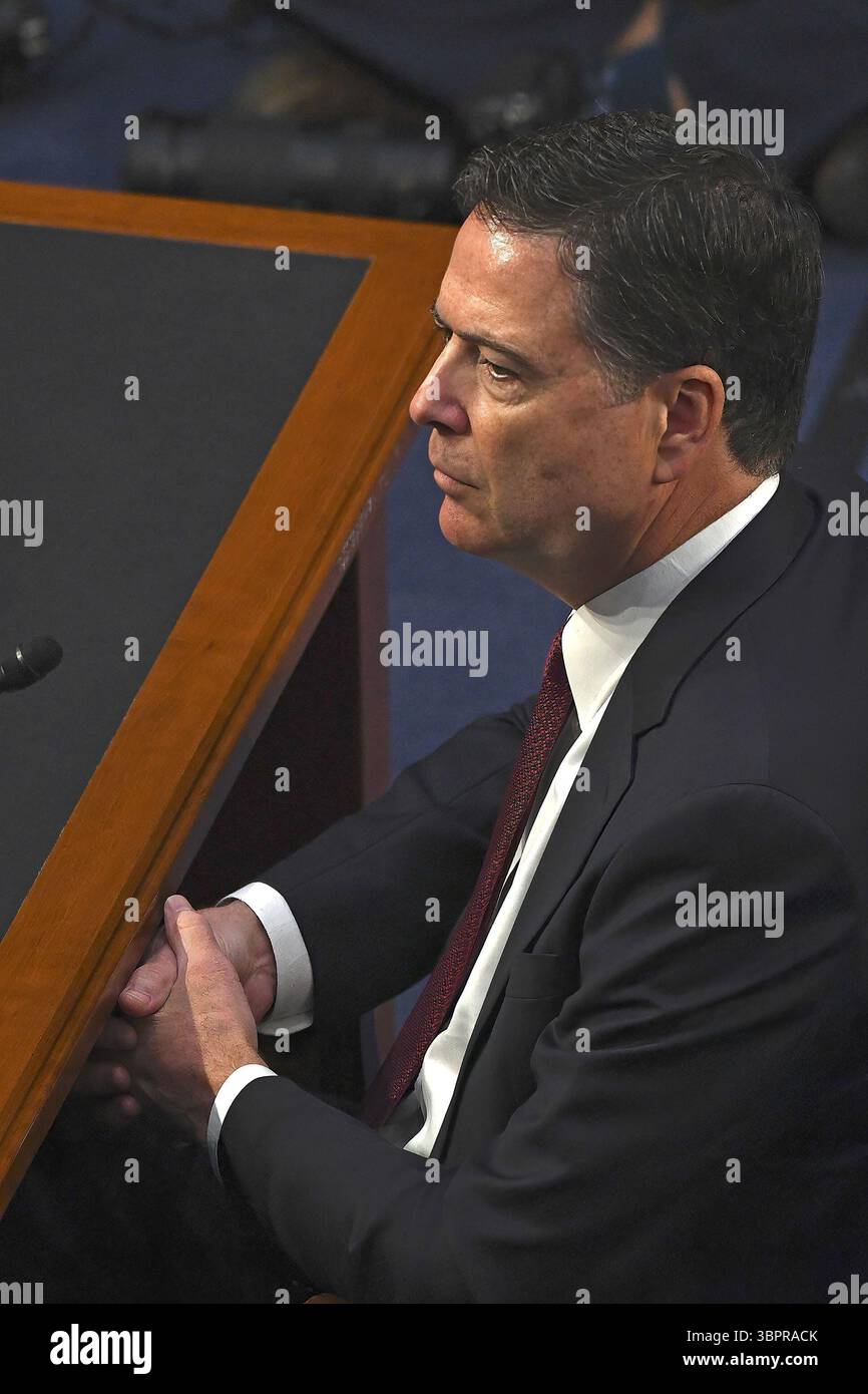 WASHINGTON DC, USA- 8 GIUGNO 2017 l'ex direttore dell'FBI James come testimonia oggi di fronte al comitato di intelligence del Senato nella stanza 216 dell'edificio degli uffici del Senato di Hart credito: Mark Reinstein / MediaPunch Foto Stock