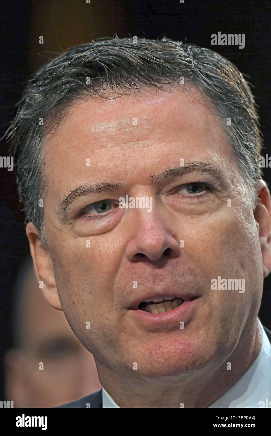 WASHINGTON DC, USA- 8 GIUGNO 2017 l'ex direttore dell'FBI James come testimonia oggi di fronte al comitato di intelligence del Senato nella stanza 216 dell'edificio degli uffici del Senato di Hart credito: Mark Reinstein / MediaPunch Foto Stock