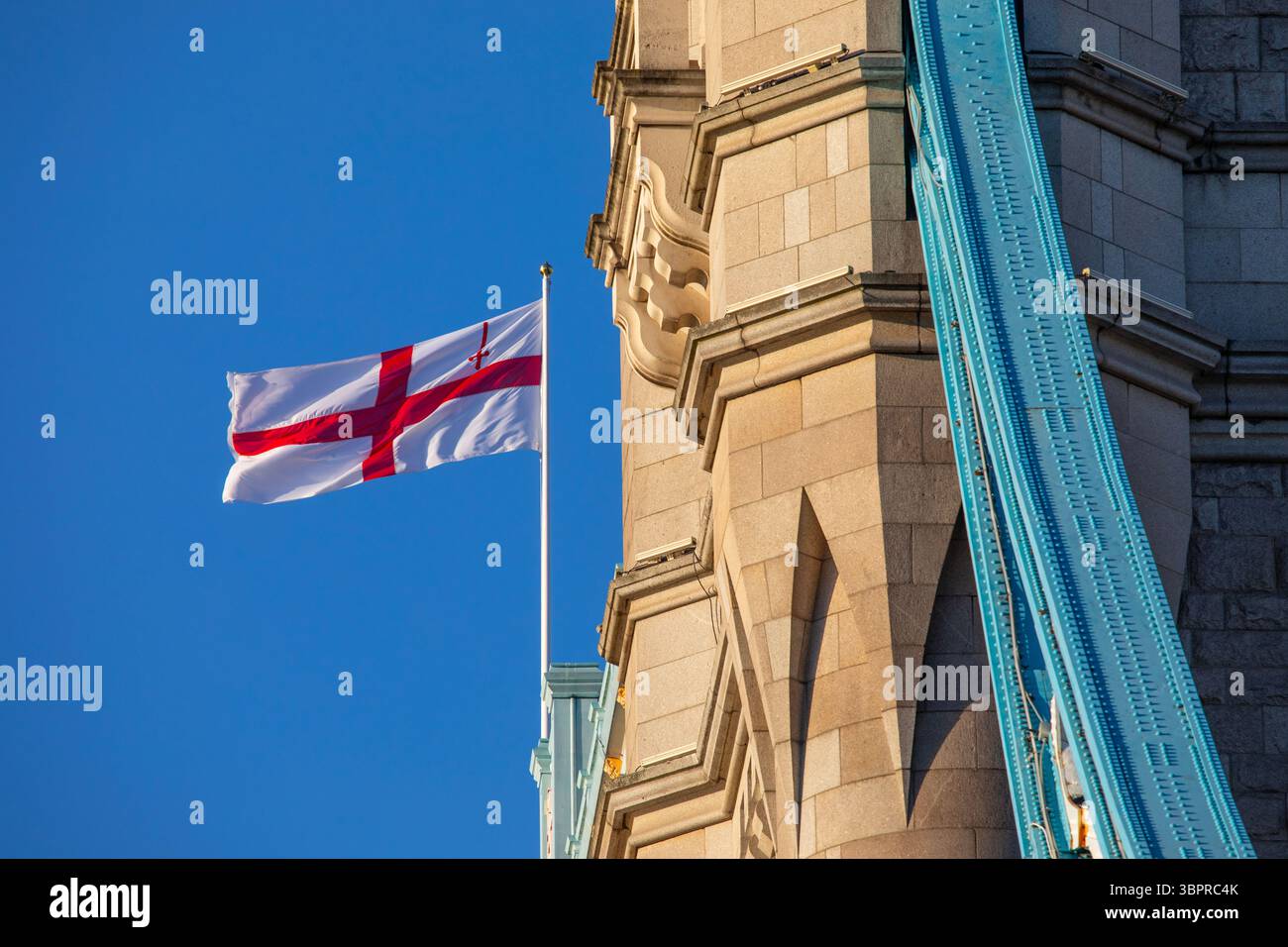 La bandiera di St. George sventolava con orgoglio sul Tower Bridge di Londra, Regno Unito. Foto Stock