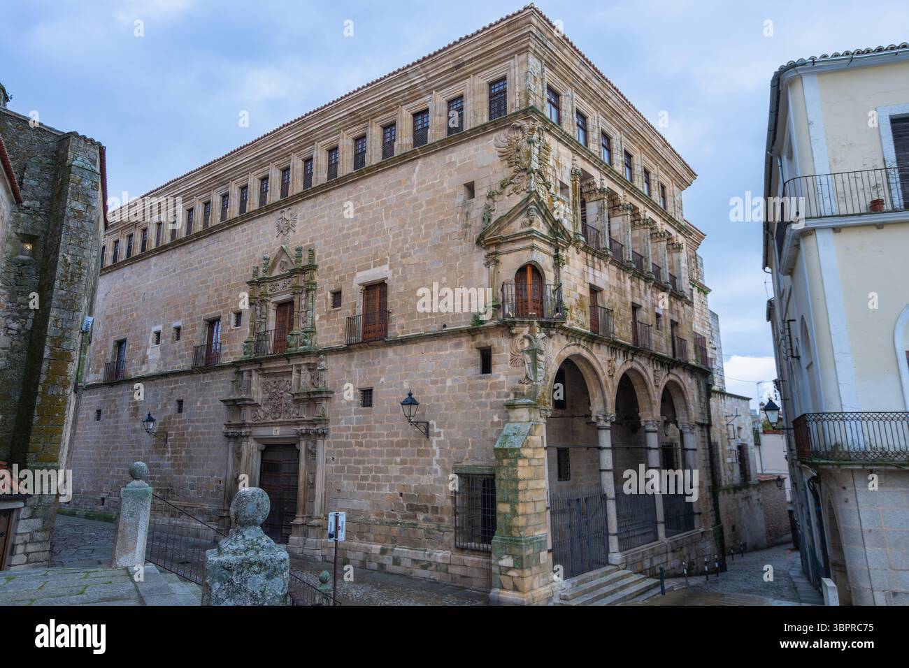 Il magnifico Palazzo della conquista a Trujillo, Spagna, che presenta un'intricata architettura rinascimentale con balconi ornati e logge ad arco. Foto Stock