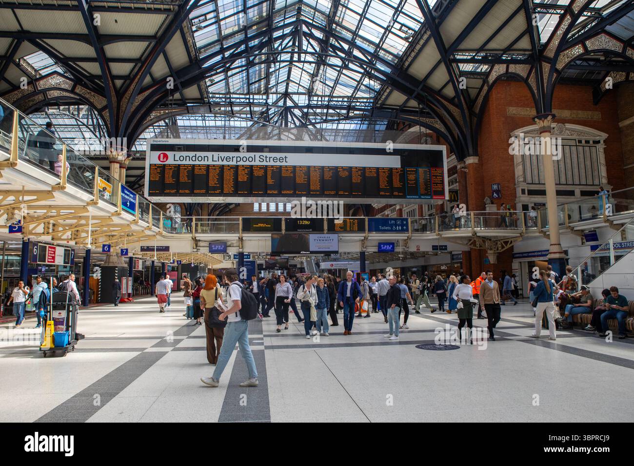 Londra, Regno Unito - 29 aprile 2025: Veduta dell'atrio principale della stazione di Liverpool Street a Londra, Regno Unito. Foto Stock