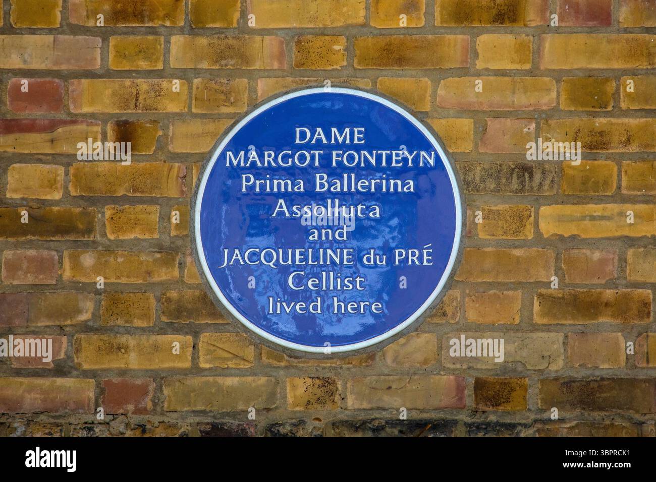 Londra, Regno Unito - 29 aprile 2025: Una targa blu su Rutland Gardens Mews a Kensington, Londra, dove la ballerina Dame Margot Fonteyn e il violoncellista Foto Stock