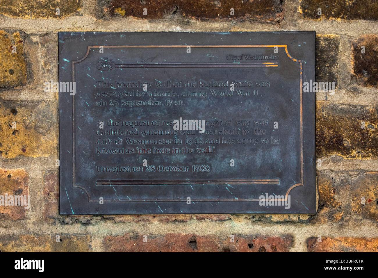 Londra, Regno Unito - 29 aprile 2025: Targa a Rutland Mews East, che indica dove si trovava il muro della Rutland Estate quando fu bombardata durante la seconda guerra mondiale. Il nuovo W Foto Stock