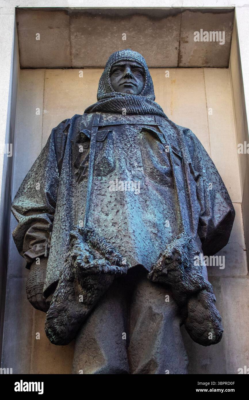 Londra, Regno Unito - 29 aprile 2025: Statua di Sir Ernest Shackleton, situata in Exhibition Road a Kensington, Londra. Shackleton guidò tre spedizioni inglesi Foto Stock