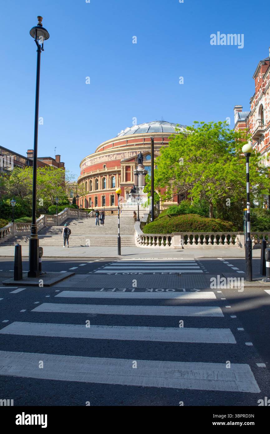 Londra, Regno Unito - 29 aprile 2025: Vista dell'iconica Royal Albert Hall da Prince Consort Road a Kensington, Londra, Regno Unito. Foto Stock