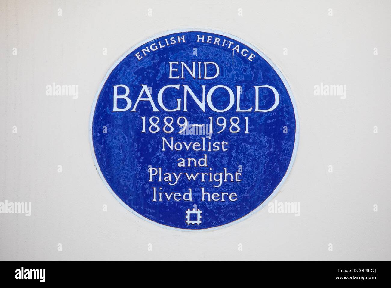 Londra, Regno Unito - 29 aprile 2025: Una targa blu all'Hyde Park Gate di Kensington, Londra, che segna dove viveva il famoso romanziere e drammaturgo Enid Bagnold. Foto Stock