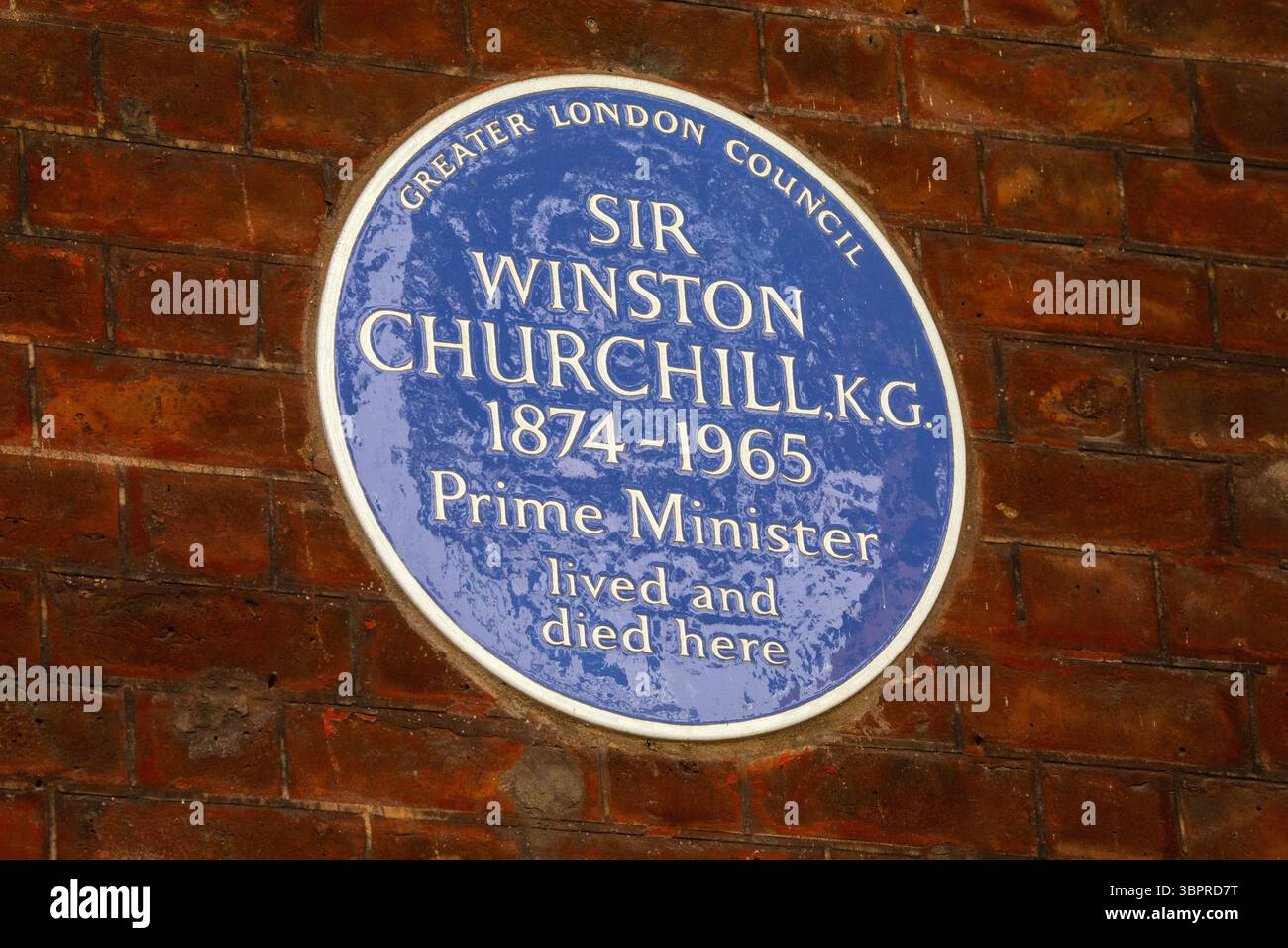 Londra, Regno Unito - 29 aprile 2025: Una targa blu a Hyde Park Gate a Kensington, Londra, che indica dove viveva l'ex primo ministro Sir Winston Churchill Foto Stock