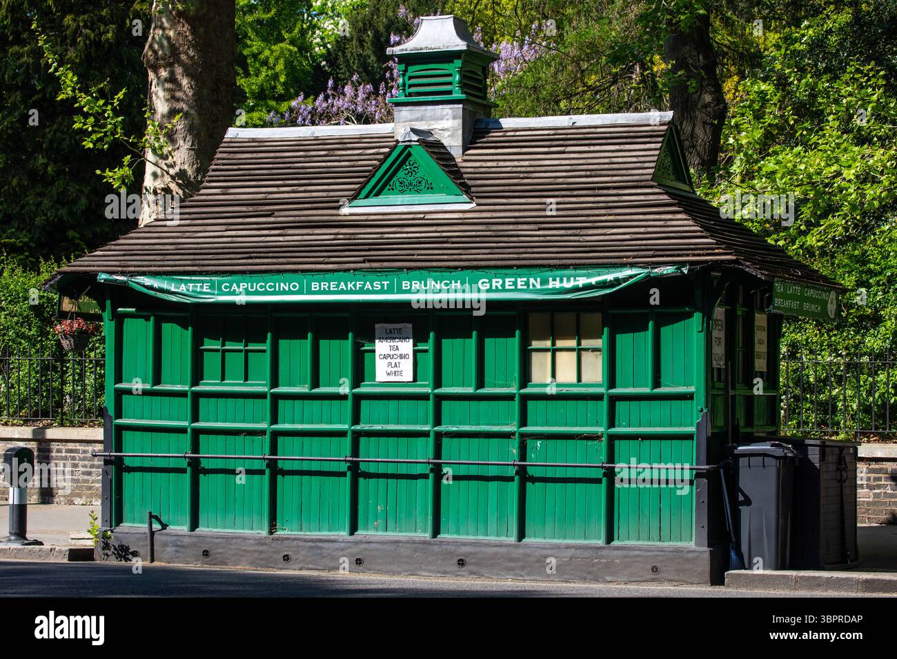 Londra, Regno Unito - 29 aprile 2025: Uno dei rifugi storici di Cabmen, situato in Kensington Park Road a Kensington, Londra, Regno Unito. Foto Stock