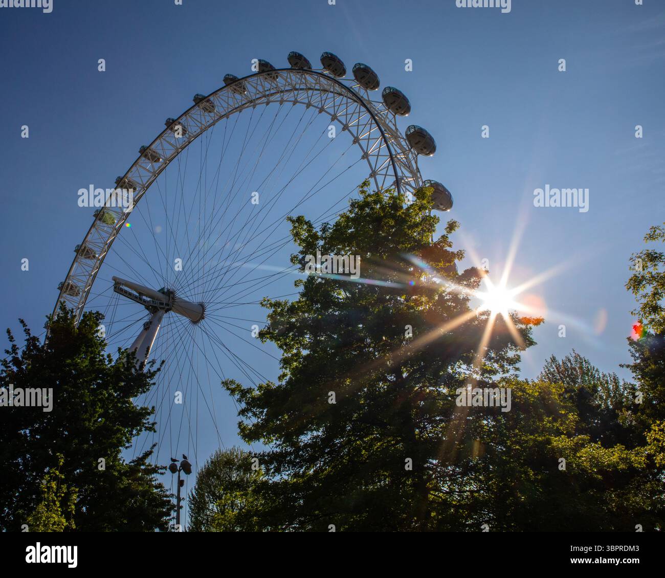 Londra, Regno Unito - 29 aprile 2025: L'iconico London Eye visto dalla South Bank di Londra, Regno Unito. Foto Stock