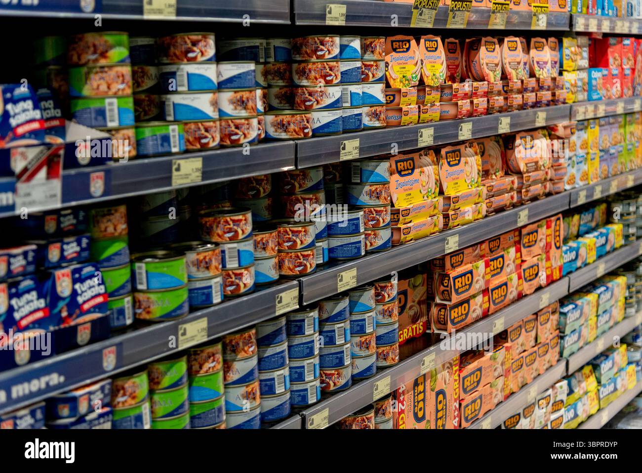 Bar, Montenegro, 17 maggio 2025, barattolo di cibo in scatola sullo scaffale del supermercato Foto Stock