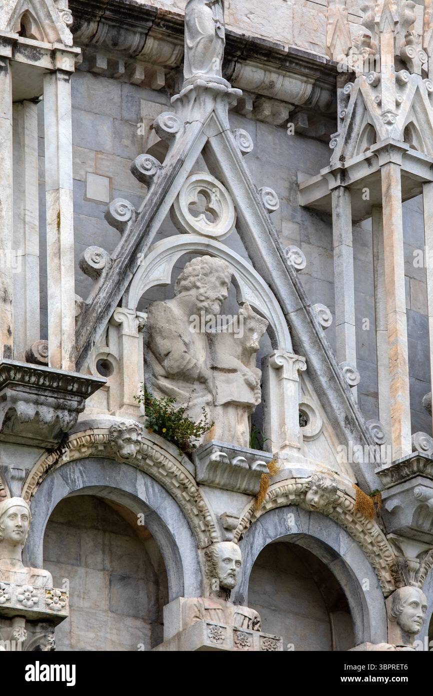 Dettaglio esterno del Battistero di San Giovanni di Pisa, noto anche come Battistero di San Giovanni, situato in Piazza dei Miracoli nella città di Pisa, Foto Stock