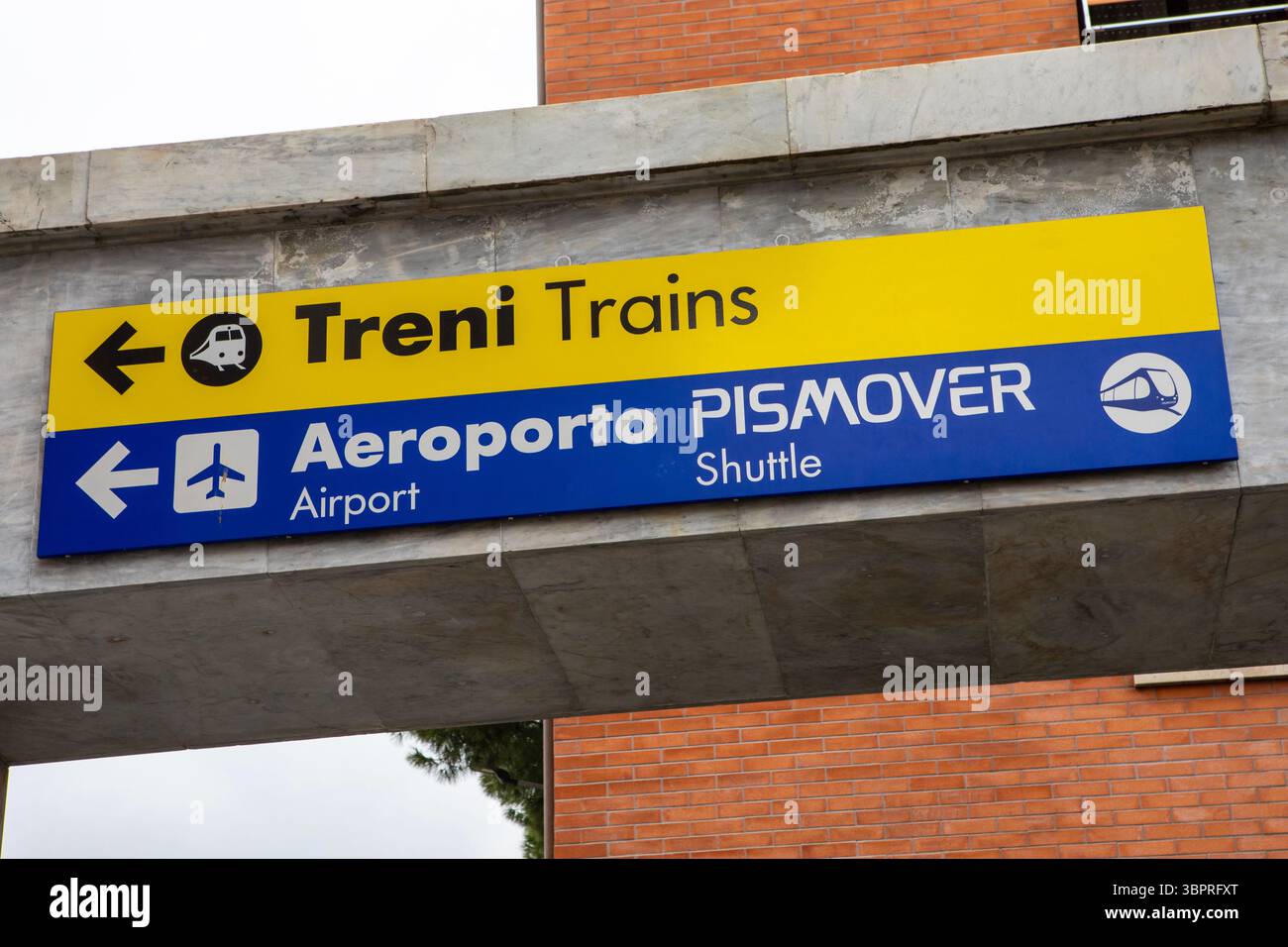 Indicazioni per la stazione ferroviaria di Pisa centrale - la stazione centrale della città di Pisa in Italia, che mostra le indicazioni per i treni, l'aeroporto e le navette Foto Stock